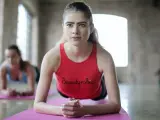 Kobiety wykonują plank, ćwiczenie idealne jako trening obwodowy przykłady.