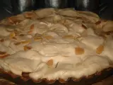 Puszysta tarta z brzoskwiniami i migdałami, pachnąca latem.