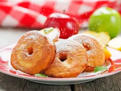 Smażone krążki jabłkowe posypane cukrem pudrem – szybki zdrowy deser z jabłek.