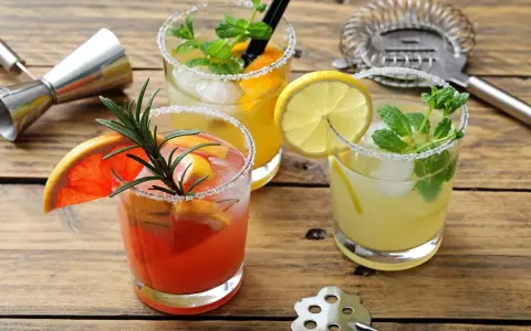 Orzeźwiające drinki bezalkoholowe: różowy grejpfrut z rozmarynem, cytrynowy z miętą i pomarańczowy z limonką. Idealne na lato!