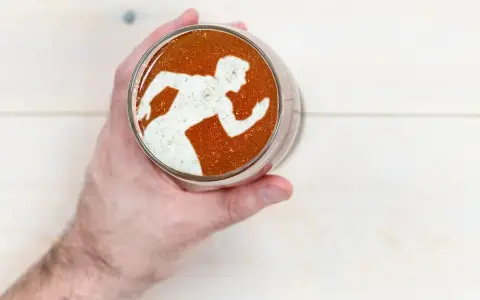 Piwo po treningu z pianką w kształcie biegacza. Idealne zwieńczenie wysiłku.
