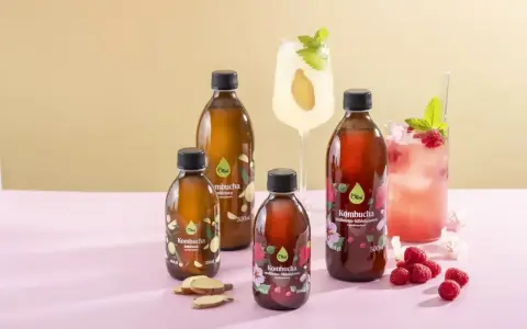Butelki kombuchy o różnych smakach: imbirowej i malinowo-hibiskusowej. Jak smakuje kombucha? Orzeźwiająco!