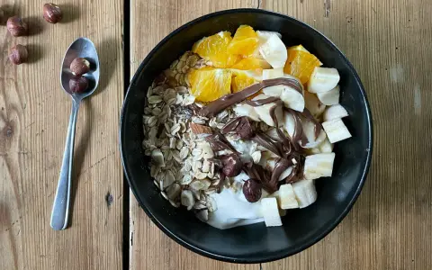 Pyszna owsianka z nutellą, bananem, pomarańczą i orzechami laskowymi. Idealne śniadanie dla łasuchów.