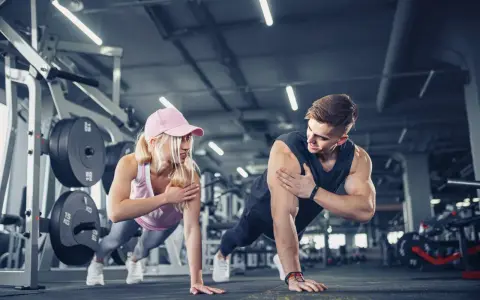 Para ćwiczy pompki w siłowni. Czy cardio spala mięśnie? Oni budują siłę, a nie tracą.