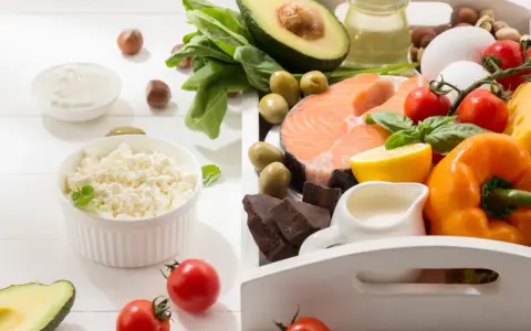 Składniki na dietę low carb: łosoś, awokado, jajka, ser, warzywa, orzechy, czekolada. Efekty diety mogą być widoczne szybko!