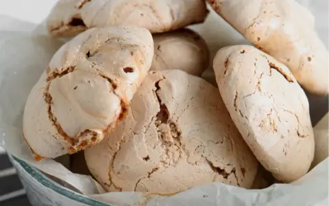 Chrupiące bezy, idealne na zdrową przekąskę. Ten prosty ciastka proteinowe przepis pozwoli Ci przygotować je w domu.