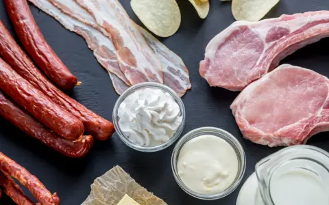 Kiełbasa, boczek, kotlety, śmietana, chipsy – to przykłady produktów, które pokazują, ktore tluszcze sa niezdrowe.