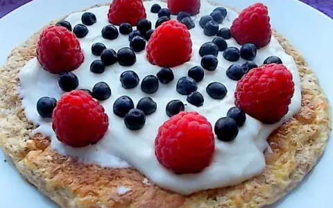 Omlet na słodko fit z jogurtem, malinami i borówkami. Pyszne i zdrowe śniadanie.