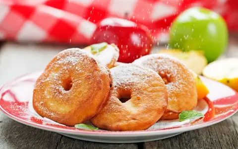 Smażone krążki jabłkowe posypane cukrem pudrem – szybki zdrowy deser z jabłek.