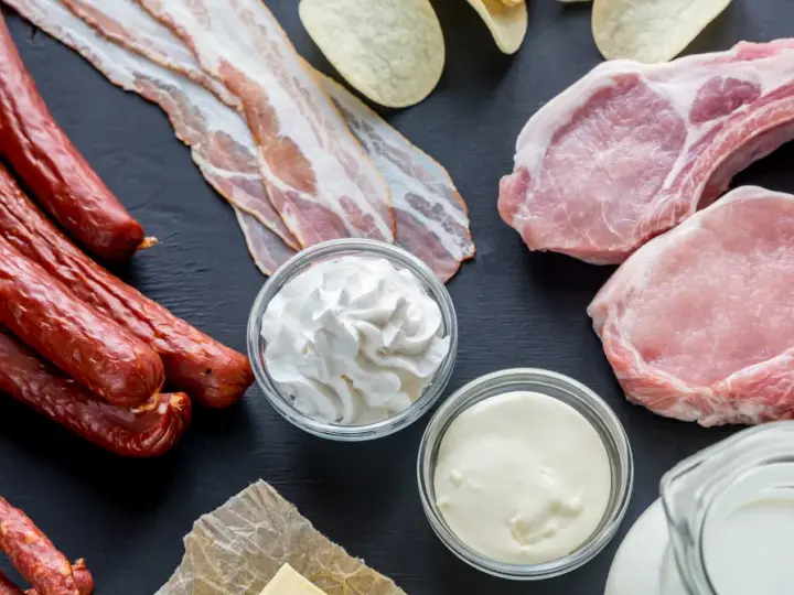 Kiełbasa, boczek, kotlety, śmietana, chipsy – to przykłady produktów, które pokazują, ktore tluszcze sa niezdrowe.