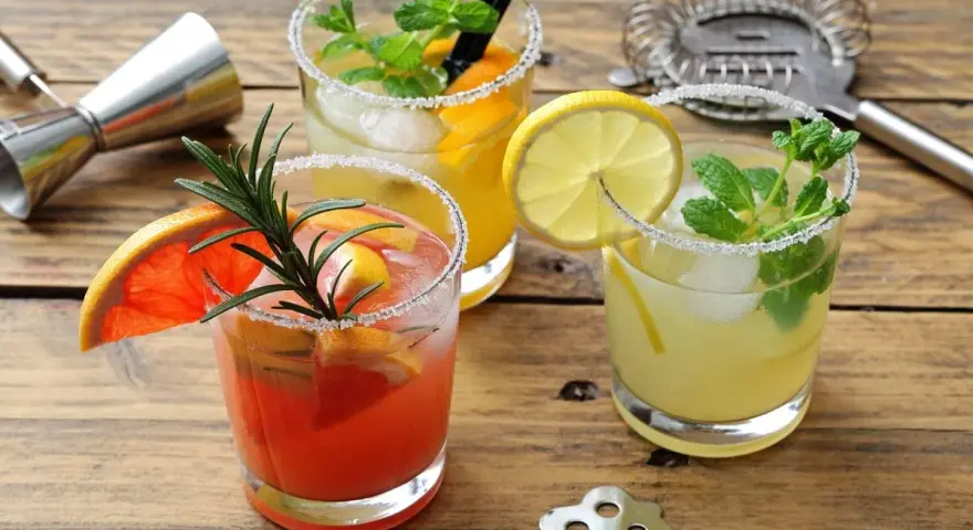 Orzeźwiające drinki bezalkoholowe: różowy grejpfrut z rozmarynem, cytrynowy z miętą i pomarańczowy z limonką. Idealne na lato!