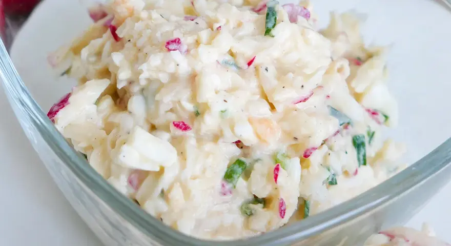 Pyszna pasta jajeczna z rzodkiewką i szczypiorkiem, idealna na kanapki.