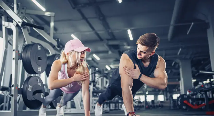 Para ćwiczy pompki w siłowni. Czy cardio spala mięśnie? Oni budują siłę, a nie tracą.