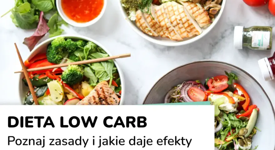 Kolorowe miski z sałatkami, grillowanym kurczakiem i łososiem. Tekst: "Dieta low carb co to". Zdrowe jedzenie.