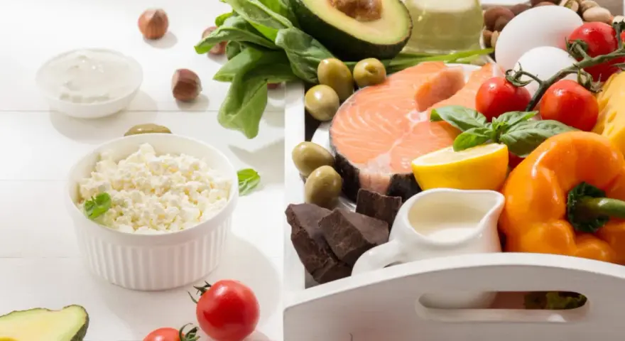 Składniki na dietę low carb: łosoś, awokado, jajka, ser, warzywa, orzechy, czekolada. Efekty diety mogą być widoczne szybko!