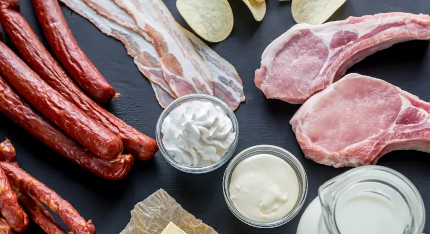 Kiełbasa, boczek, kotlety, śmietana, chipsy – to przykłady produktów, które pokazują, ktore tluszcze sa niezdrowe.