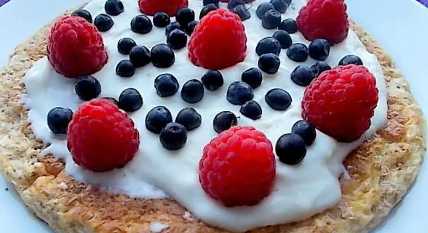 Omlet na słodko fit z jogurtem, malinami i borówkami. Pyszne i zdrowe śniadanie.