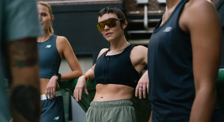 Trzy kobiety w strojach sportowych, gotowe na trening. Codzienne chodzenie 5 km dziennie efekty widać w ich sylwetkach.